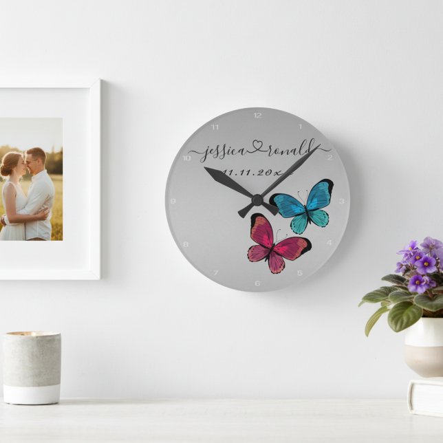 Horloge Ronde Cadeau de mariage personnalisé date noms Gris arge (Personalized wall clock with newlywed's names and wedding date. Plus a lovely butterflies bonus!)