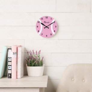 Horloge Ronde Cadran mural sportif à balle de tennis rose avec t