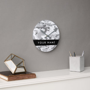 Horloge Ronde Camouflage gris neige d'hiver Votre nom Personnali