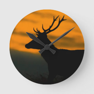Horloge Ronde Cerf Rouge à l'Aube – Art en Bois Rustique sur la 