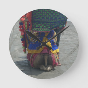 Horloge Ronde Chameau sur les orteils.png