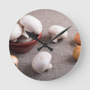 Horloge Ronde Champignons et oignons de champignon de paris sur
