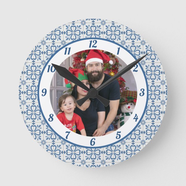 Horloge Ronde Charleterie de Noël et pétales de fleurs (Recto)