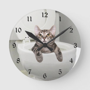 Horloge Ronde Chat tigré dans la toilette