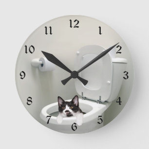 Horloge Ronde Chatte-chat dans un bol de toilettes
