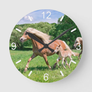 Horloge Ronde Chevaux de Haflinger avec de petits poulains - cad