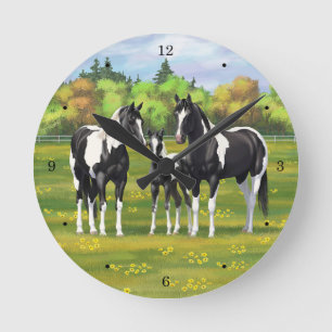 Horloge Ronde Chevaux De Peinture De Pinto Noir En Pâturage Été
