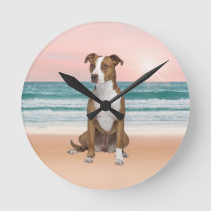 Horloge Ronde Chien Pitbull mignon assis sur la plage avec couch
