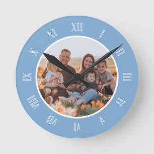 Horloge Ronde Chiffres romains de charme bleu blanc photo person