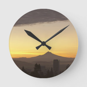 Horloge Ronde Ciel à l'aube sur Portland et Mt. Hood, Oregon