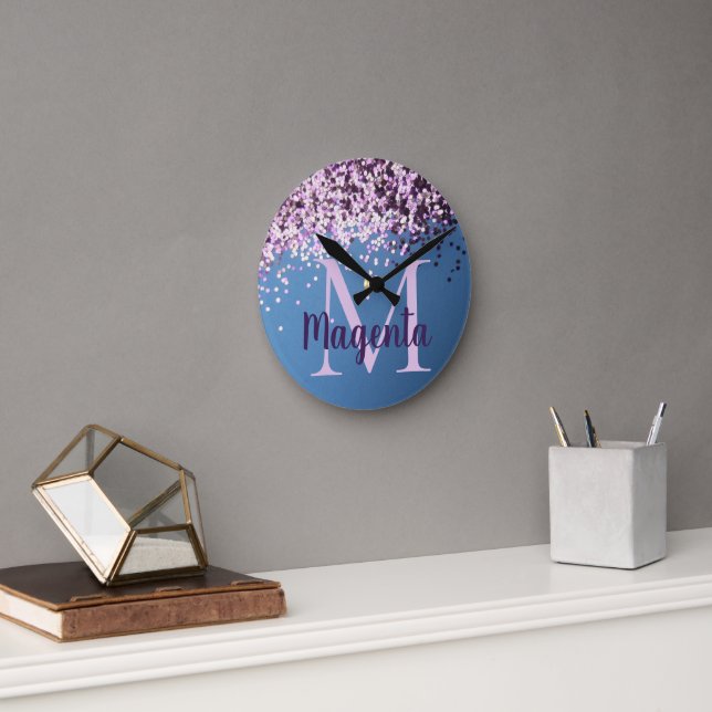 Horloge Ronde Confetti de lavande de monogramme sur bleu         (Bureau)