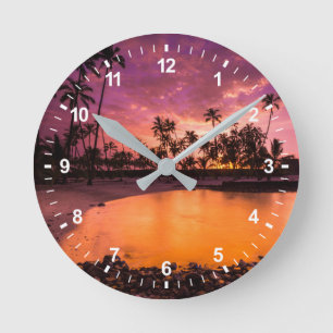 Horloge Ronde Coucher de soleil rose sur la plage d'Hawaii