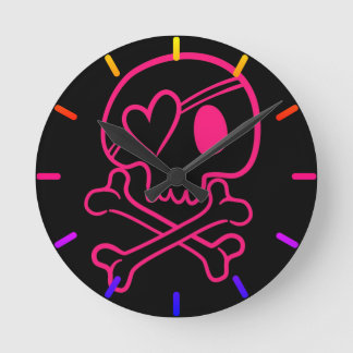 Horloge Ronde Crâne de coeur rose et os croisés