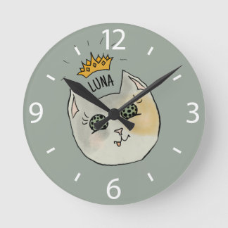 Horloge Ronde Custom Cat Name Art - Chubby White Cat with Crown