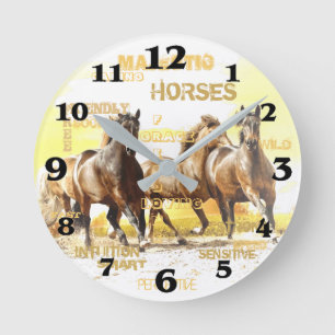 Horloge ronde des chevaux majestueux