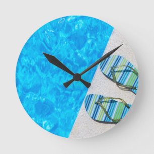 Horloge Ronde Deux transats au bord de la piscine