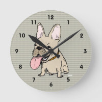 Drôle de Bouledogue Français avec une énorme langu