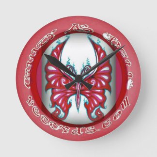 Horloge ronde du papillon rose de 8 po