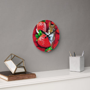 Horloge Ronde Écureuil dans le ciel des fraises