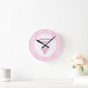 Horloge Ronde Élégant Bouquet Floral de Quinceañera   Rose et Bl