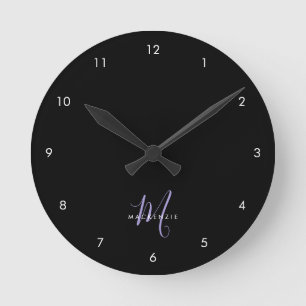 Horloge Ronde Élégant moderne Lavande Noire Script Monogramme