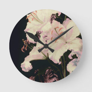Horloge Ronde Élégants lys blancs sur fond noir floral