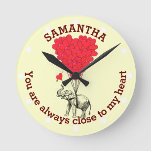 Horloge Ronde éléphant romantique et coeur rouge personnalisé