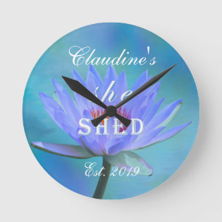 Horloge Ronde Elle partage des tons de bleu de l'eau Lily Horlog