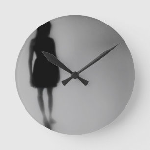 Horloge Ronde Empreintes disparaissant dans le brouillard