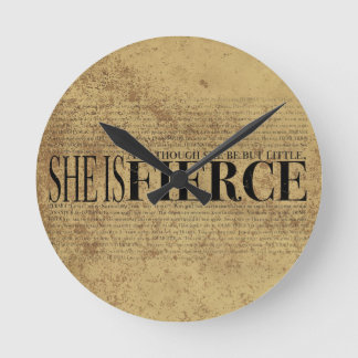 Horloge Ronde Et bien qu'elle ne soit que petite, elle est féroc