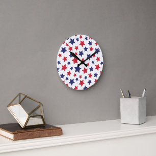 Horloge Ronde Étoiles rouges et bleues, 4 juillet, fond blanc