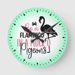 Horloge Ronde Être un flamant rose dans une volée de pigeons