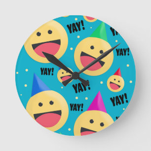 Horloge Ronde Excité Happy YAY Emojis dans les fêtes Casquettes