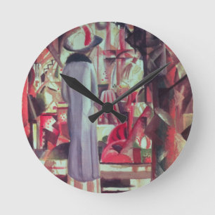 Horloge Ronde Femme devant une grande fenêtre lumineuse