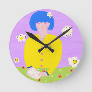 Horloge Ronde Femme lisant dans le jardin
