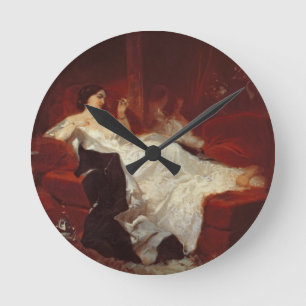 Horloge Ronde Femme sur un sofa rouge