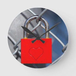 Horloge Ronde Fermeture du coeur rouge sur la clôture