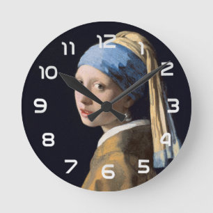 Horloge Ronde Fille avec une oreille de perle   Portrait vintage