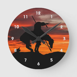 Horloge Ronde Fin de l'horloge du mur de silhouette du sentier