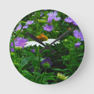 Horloge Ronde Fleur de cône blanc, fleurs pourpres et papillon