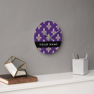 Horloge Ronde Fleur de Lis, Beige sur Violet, Royal, Votre Nom