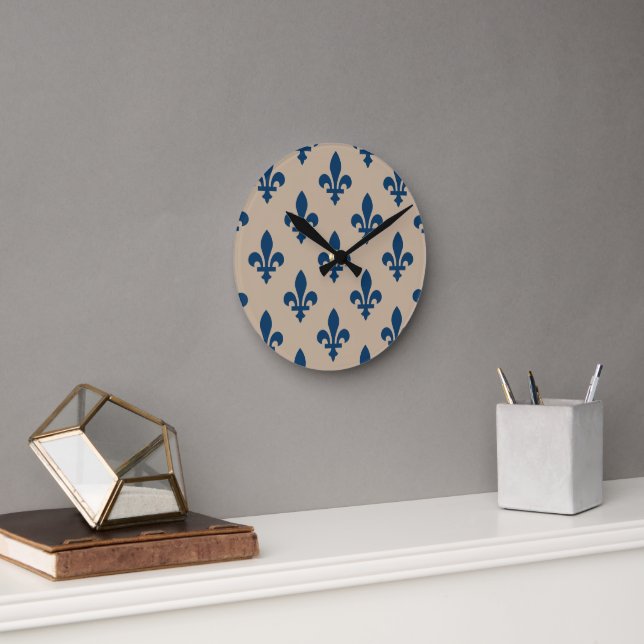 Horloge Ronde Fleur de Lis Motif, Royal French Blue sur Crème (Bureau)