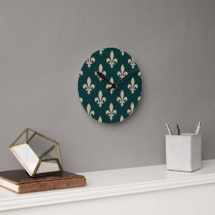 Horloge Ronde Fleur de Lis Motif, Royal French Creative on Green