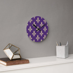 Horloge Ronde Fleur de Lis Motif, Royal French Creative on Purpl