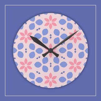 Horloge Ronde Fleurs roses vives et formes bleues sur mur floral