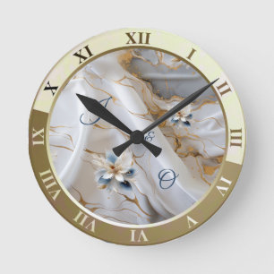Horloge Ronde Fleurs soies blanches et bleu clair sur un look so
