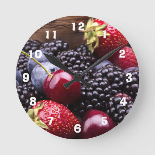 Horloge Ronde Fruits savoureux d'été sur un Tableau en bois