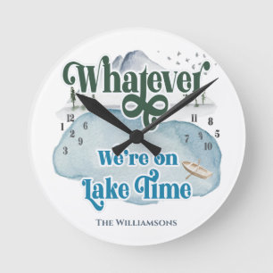 Horloge Ronde Funny Vacation Lake Temps Famille Monogramme