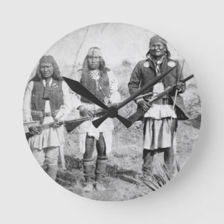 Horloge Ronde Geronimo et trois de ses guerriers d'Apache, 1886