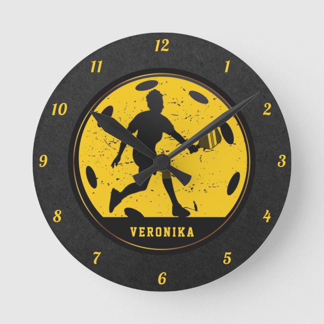 Horloge Ronde Girl Pickleball Player Paddle Yellow & Black Name (Recto)